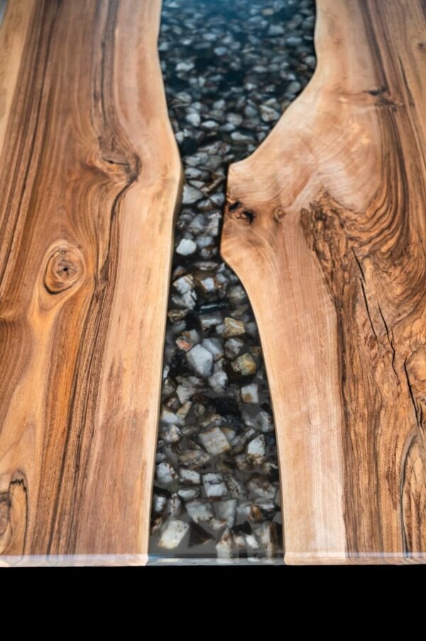 Masă din lemn masiv de nuc cu rășină epoxidică