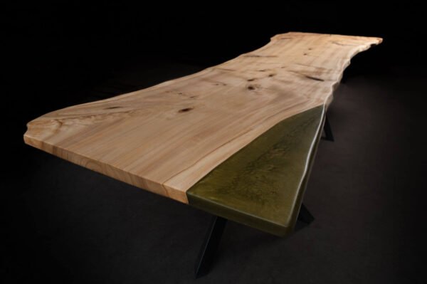 Masă din lemn masiv de plop cu rășină epoxidică