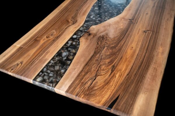 Masă din lemn masiv de nuc cu rășină epoxidică