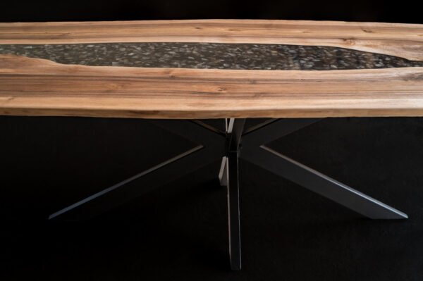 Masă din lemn masiv de nuc cu rășină epoxidică