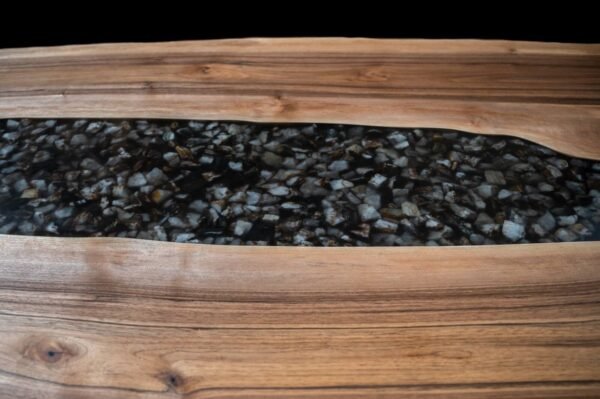 Masă din lemn masiv de nuc cu rășină epoxidică