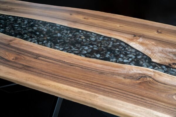 Masă din lemn masiv de nuc cu rășină epoxidică