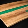 Masă din lemn masiv de stejar cu rășină verde