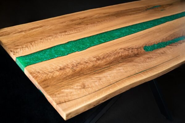 Masă din lemn masiv de stejar cu rășină verde