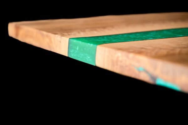 Masă din lemn masiv de stejar cu rășină verde