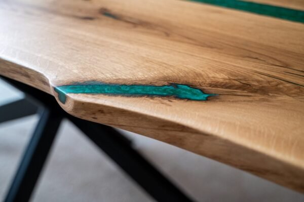 Masă din lemn masiv de stejar cu rășină verde