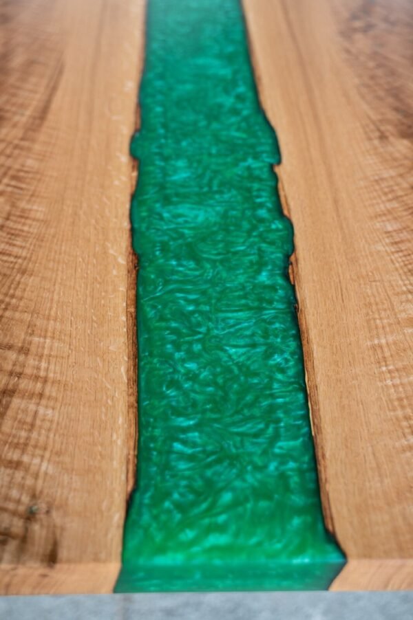 Masă din lemn masiv de stejar cu rășină verde