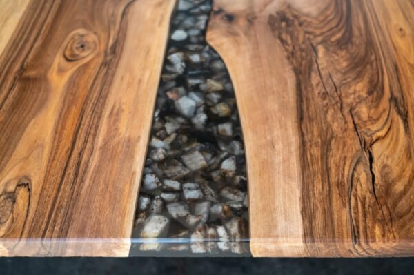 Masă din lemn masiv de nuc cu rășină epoxidică
