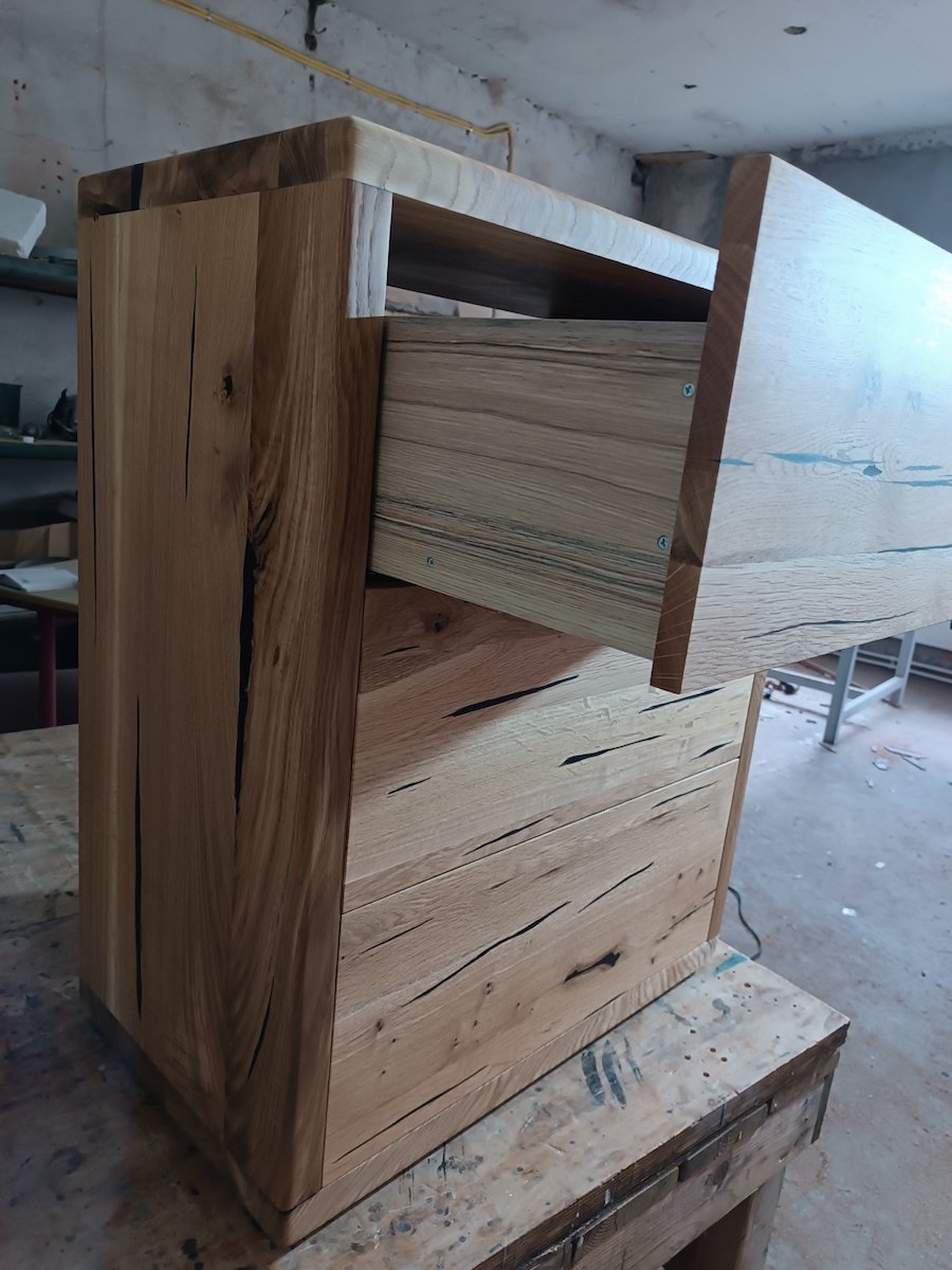 Comode din lemn masiv