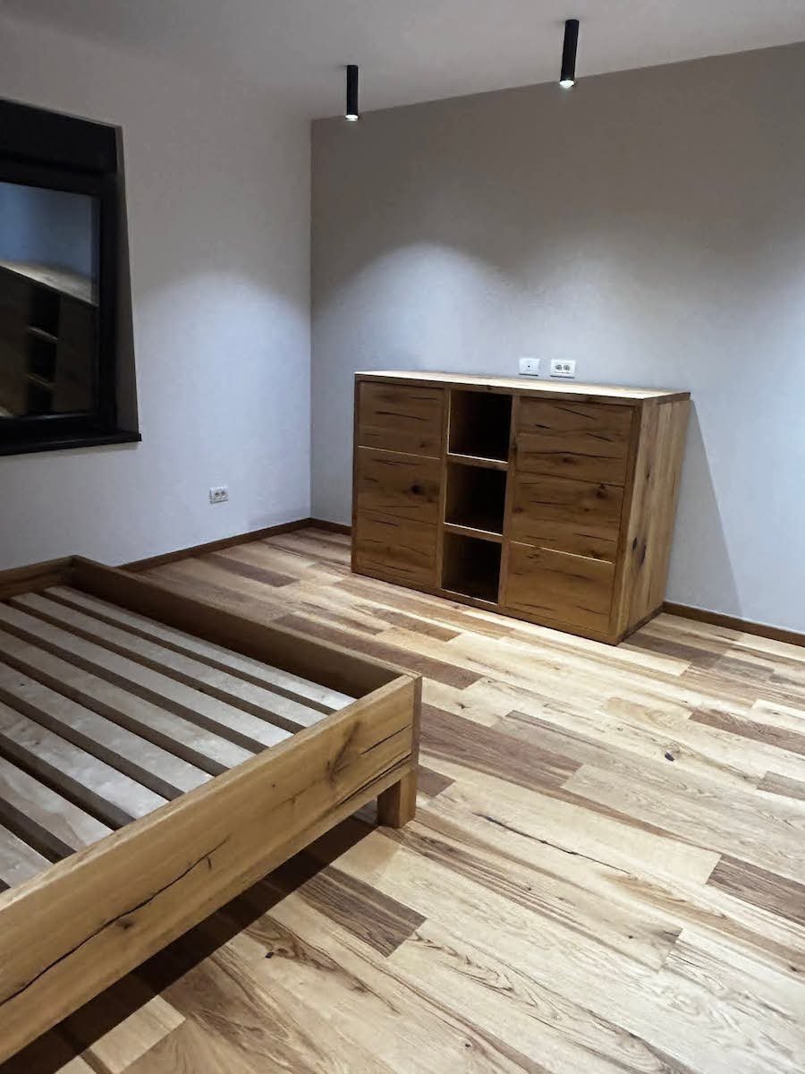 Comode din lemn masiv