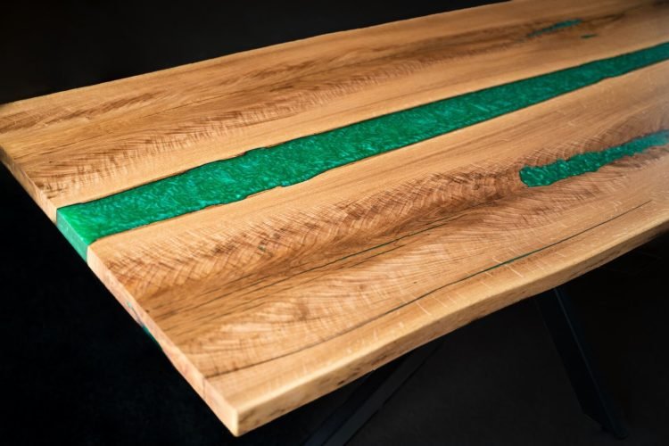 Masă din lemn masiv de stejar cu rășină verde